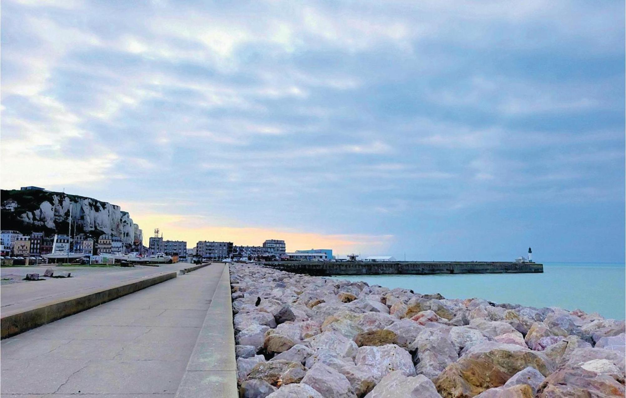 2 Bedroom Awesome Apartment In Mers-Les-Bains Dış mekan fotoğraf